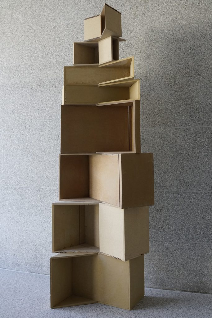 refrigerator (confidence: 77%)